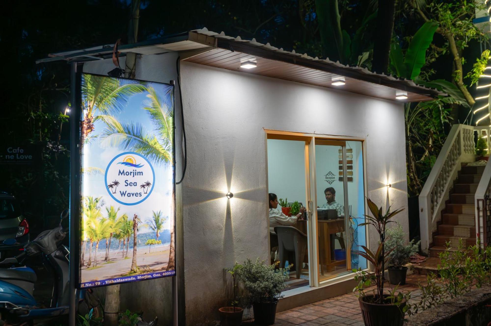 Morjim Sea Waves-Beach Front Hotel 외부 사진